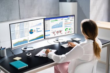 KPI İş Analitik Veri Kontrol Paneli. Analizci Bilgisayar Kullanıyor