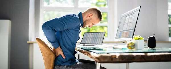 Hombre Con Dolor Espalda Mala Postura Oficina —  Fotos de Stock