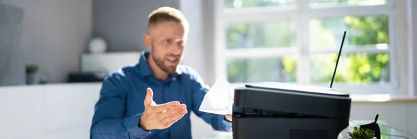 Trasig Kontorsskrivare Irriterad Papperssylt — Stockfoto