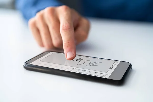 Tandatangan Digital Pada Dokumen Kontrak Online Menggunakan Smartphone — Stok Foto