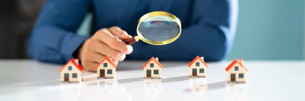Immobilieninspektor Überprüft Immobilie Mit Lupe — Stockfoto