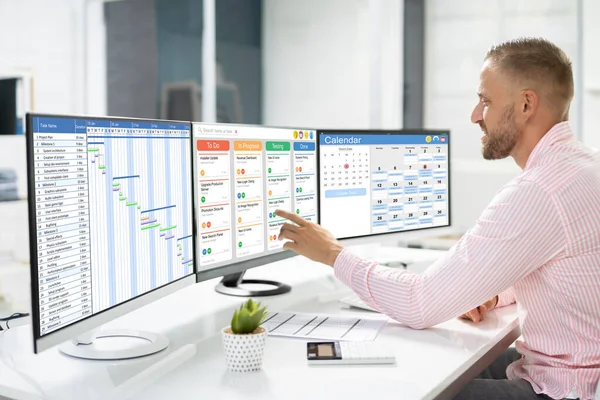 Mann Arbeitet Gantt Zeitplan Bericht Und Kalender — Stockfoto