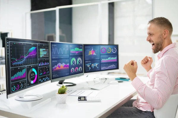 Analista Negócios Animado Usando Painel Dados Computador Celebrando Vitória — Fotografia de Stock