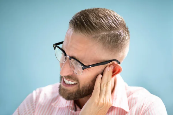 Öronvärk Och Smärta Olycklig Man Med Otitis Externa — Stockfoto