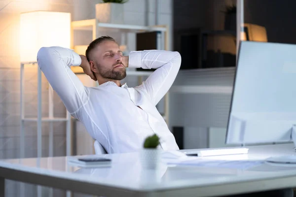 Homme Affaires Assis Dans Chaise Bureau Détendre Près Ordinateur — Photo