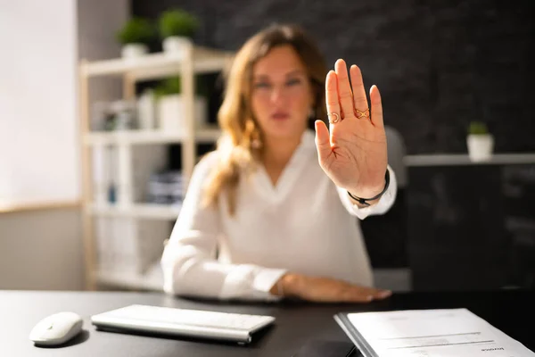 Affärskvinna Kontoret Stress Och Förtvivlan Stoppa Hand Gesture — Stockfoto