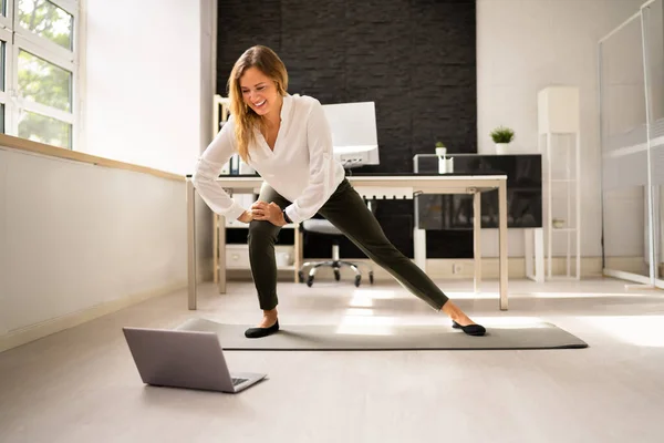 Mujer Haciendo Ejercicio Aeróbico Fitness Viendo Programa Línea —  Fotos de Stock