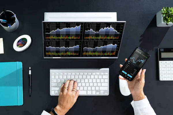 株式ブローカー取引所 ラップトップ上のアプリ — ストック写真