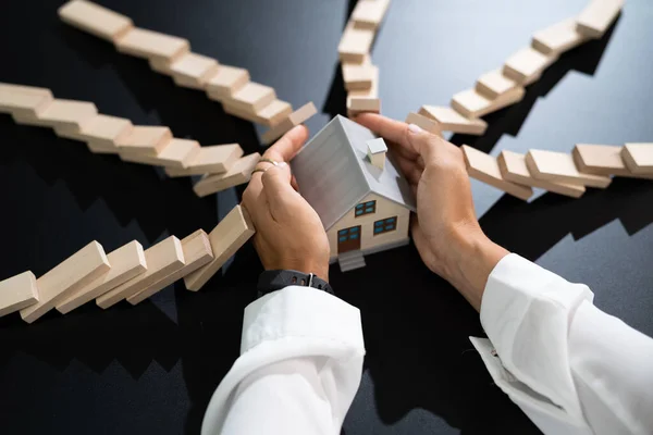 Onroerend Goed Verzekering Domino Chain Challenge Risicobescherming — Stockfoto