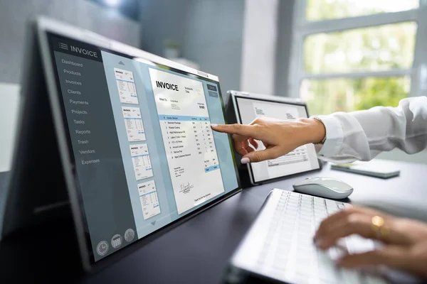オンラインデジタルE請求書ハイブリッドラップトップ上の声明 — ストック写真
