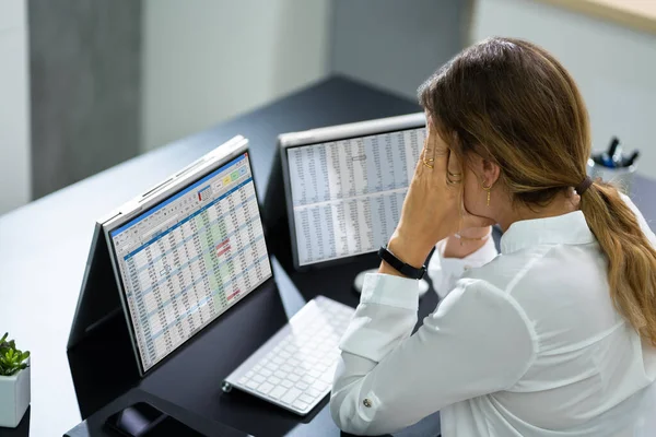 Empleado Aburrido Del Contable Adicto Trabajo Con Dolor Cabeza Estrés —  Fotos de Stock