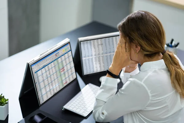 Employé Comptable Bourré Travail Avec Maux Tête Stress — Photo