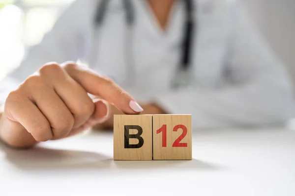 Witamina B12 Lekarz Medycyny Ręka Szpitalu — Zdjęcie stockowe