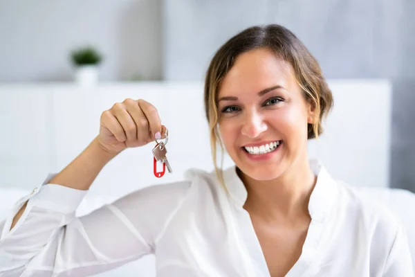 Mujer Sosteniendo Nueva Llave Casa Bienes Raíces —  Fotos de Stock