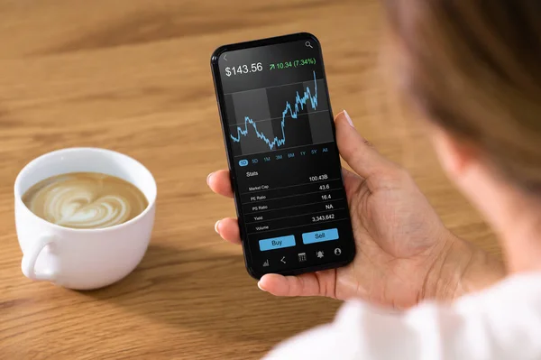 Lagermäklare Programvara Med Diagram Mobiltelefon — Stockfoto