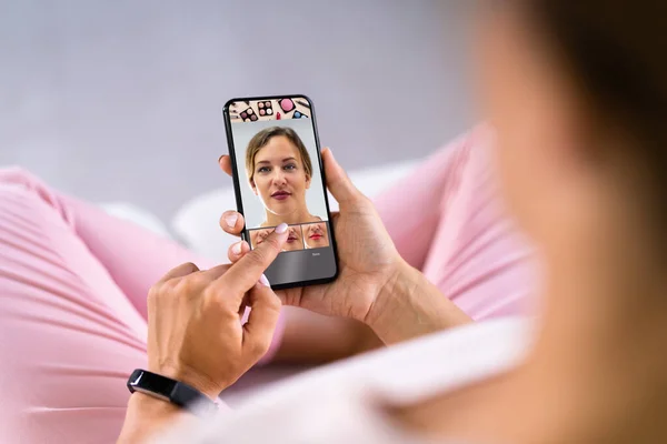 Попробуйте Виртуальный Макияж Женщина Использованием Цифровых Технологий Красоты — стоковое фото