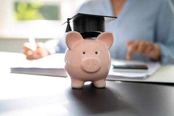 学生贷款 会计教学顾问和研究生帽 — 图库照片