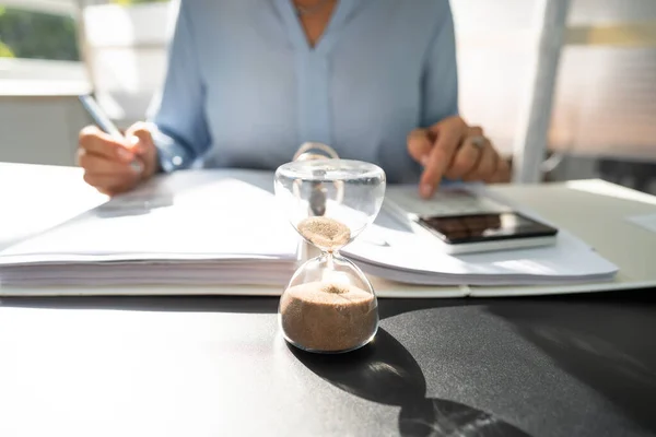 Late Invoice Billing Deadline Hourglass Desk — 스톡 사진
