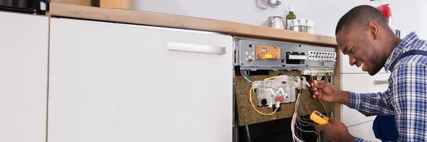 African Repairman Fixing Electric Appliance Dalam Bahasa Inggris Perbaikan Dishwasher — Stok Foto
