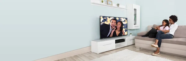 非洲裔美国人家庭在客厅看电视 — 图库照片
