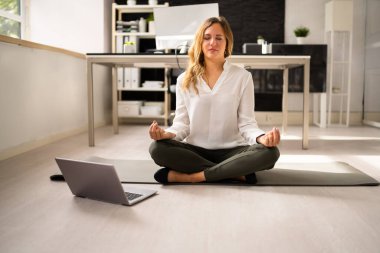 Çalışan Ofiste Akıl Sağlığı Yogası Meditasyonu Yapıyor
