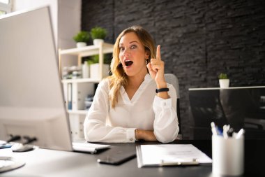 İşteki yaratıcı kadın. İş Hackleme veya Yenilik