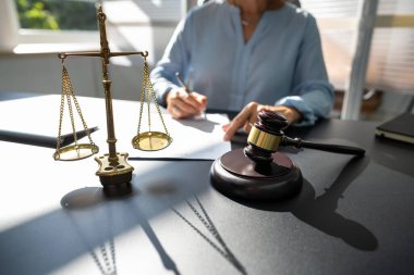 Gavel 'le Yargıç ve Mahkeme Terazisi