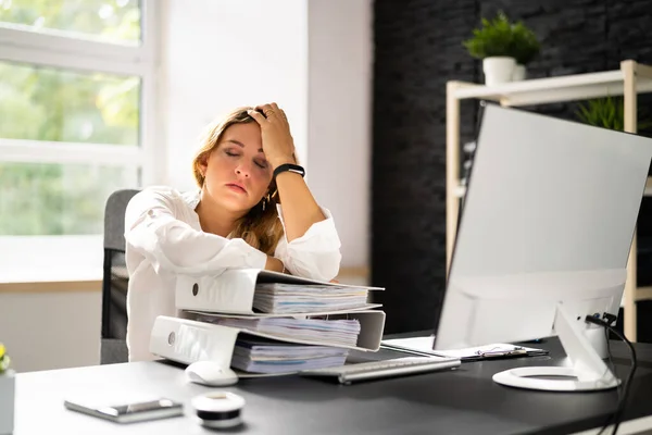 Стресс Бумажной Работы Усталость Женщины Офисе — стоковое фото
