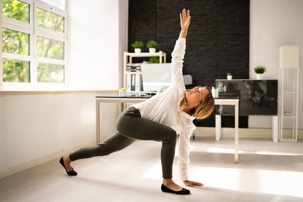 Yoga Workout Stehen Und Workout Der Nähe Von Business Computern — Stockfoto
