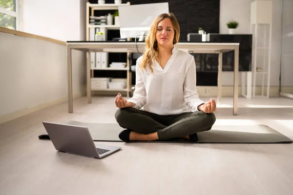 Mitarbeiter Macht Yoga Meditation Büro Für Psychische Gesundheit — Stockfoto