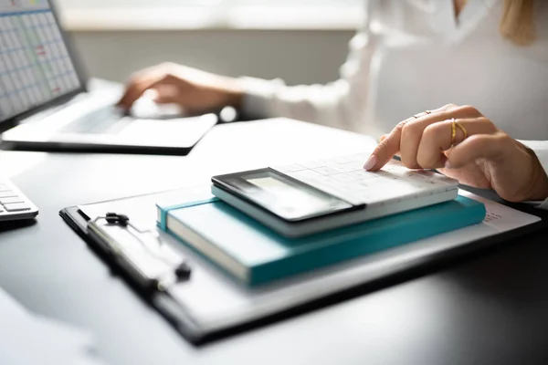 Belastingrekening Met Behulp Van Calculator Business Ledger Record Computer — Stockfoto