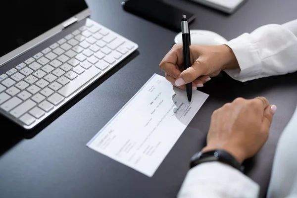 Vrouw Die Een Bankcheque Looncheque Ondertekent — Stockfoto