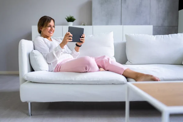 Mulher Sorridente Usando Tablet Digital Casa — Fotografia de Stock