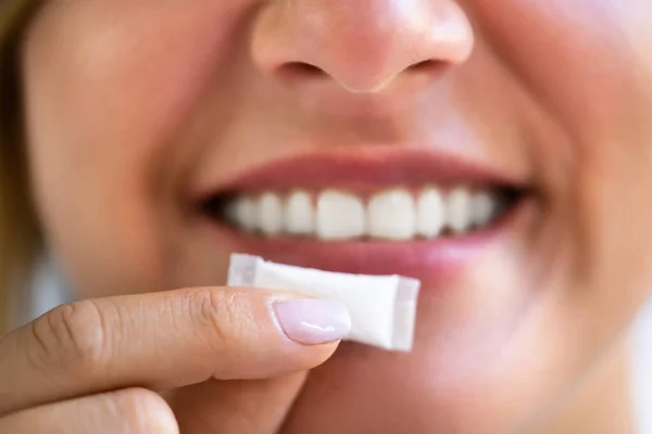 Mujer Masticando Húmedo Húmedo Nicotina Tabaco Snus Producto —  Fotos de Stock