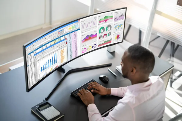 Analista Datos Empresariales Afroamericanos Usando Software Análisis —  Fotos de Stock