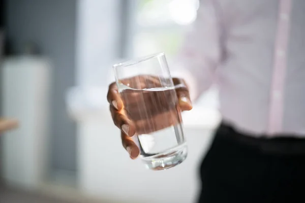 Vaso Agua Manos Temblorosas Distonía Trastorno Del Temblor — Foto de Stock