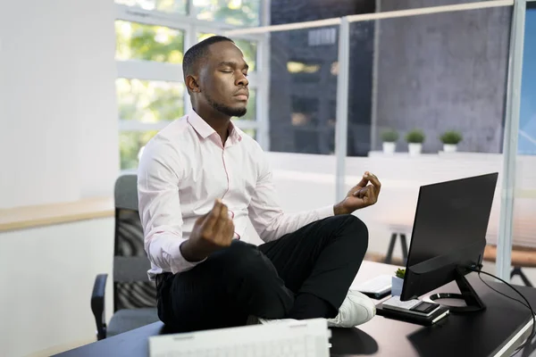 Afrikanischer Mitarbeiter Macht Büro Yoga Meditation Für Psychische Gesundheit — Stockfoto