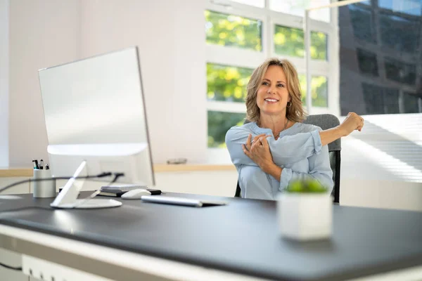 Advisor Woman Relaxing Office Chair Desk — 图库照片