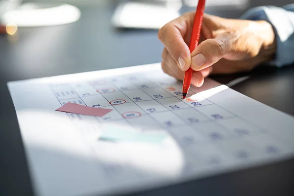 Calendario Fecha Límite Mujer Joven Sosteniendo Pluma Fecha Marcado —  Fotos de Stock