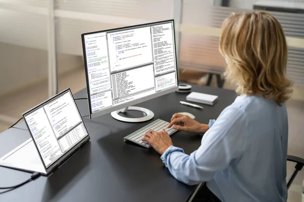 Yazılım Programcısı Veya Yazılımcı Kadın Ofis Bilgisayarını Kullanıyor — Stok fotoğraf
