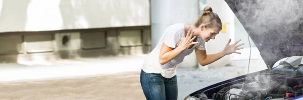 Een Kapotte Auto Gefrustreerde Vrouw Kijkt Naar Rook — Stockfoto