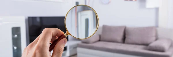 가정용 안경을 사용하여 검사한다 — 스톡 사진