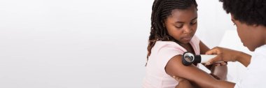 Afro-Amerikan Dermatoloji Danışmanlığı. Doktor Çocuk Cildi Kontrol Ediyor