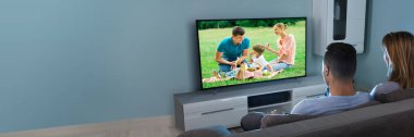 Evde TV filmi izliyordum. Televizyonlu Çift