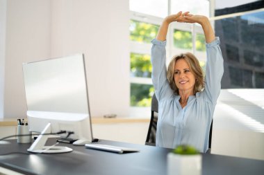 Ofis bilgisayarında çalışırken Kol Uzatma Egzersizleri