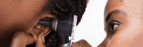 Afroamerykanin Lekarz Dziecko Badanie Infekcji Ucha — Zdjęcie stockowe
