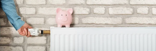 Verwarming Energierekening Geld Besparen Thermostaat Aanpassen — Stockfoto