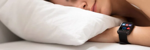 Розумний Годинник Відстеження Частоти Серцевих Скорочень Ліжку Під Час Сну — стокове фото