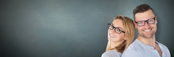 Парочка в очках или очках. Два молодых человека