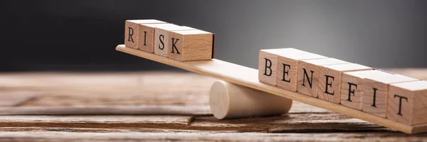 Risk Benefit Balance Equilibrium Advisor Profit Balancing — Stock Photo, Image